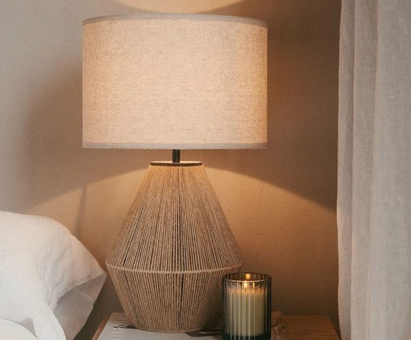 Lámpara de mesa rústica de lino beige